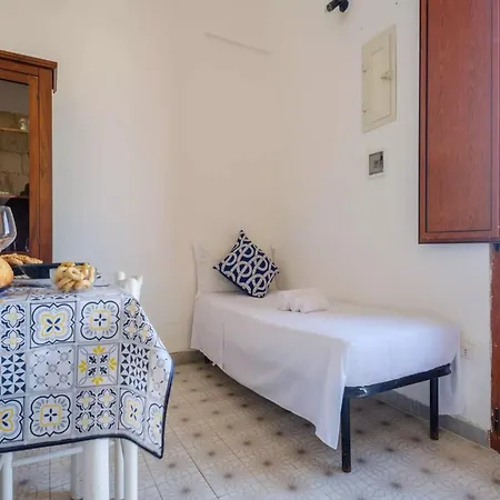 Sea Breeze Sea View Seafront Holiday home *